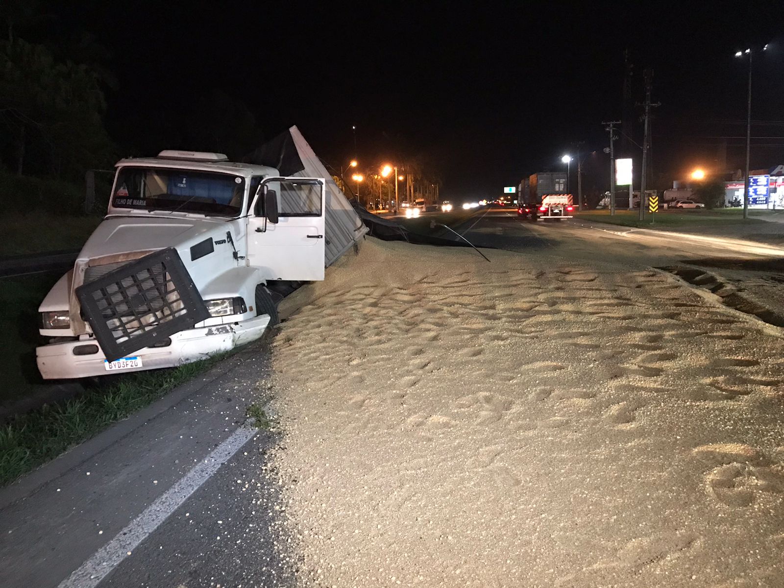 Caminh O Sai Da Pista E Derrama Carga De Farelo De Soja Na Br Em