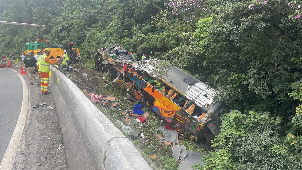 2e50ac19-acidente-4 19 pessoas morrem em acidente de ônibus na BR-376 em Guaratuba