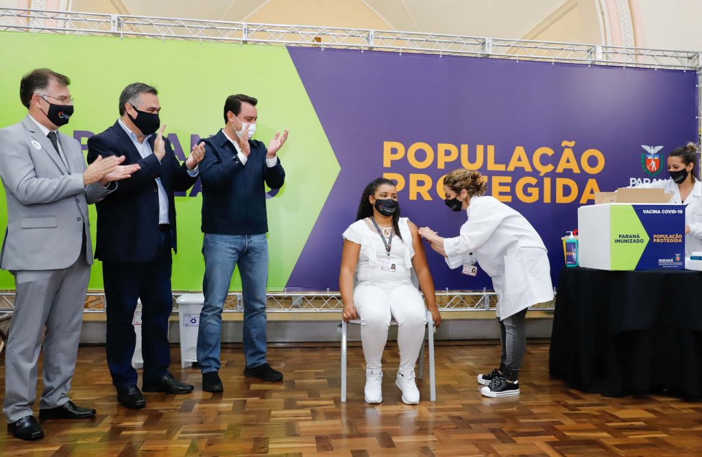 e31c8984-enfermeira-parnanguara-02-1024x667 Enfermeira parnanguara é a primeira a ser vacinada no Paraná