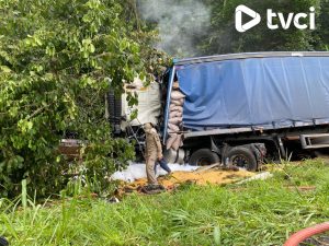 07cd519a-caminhão-2-300x225 Acidente entre dois caminhões na Serra do Mar deixa tráfego em meia pista no sentido litoral
