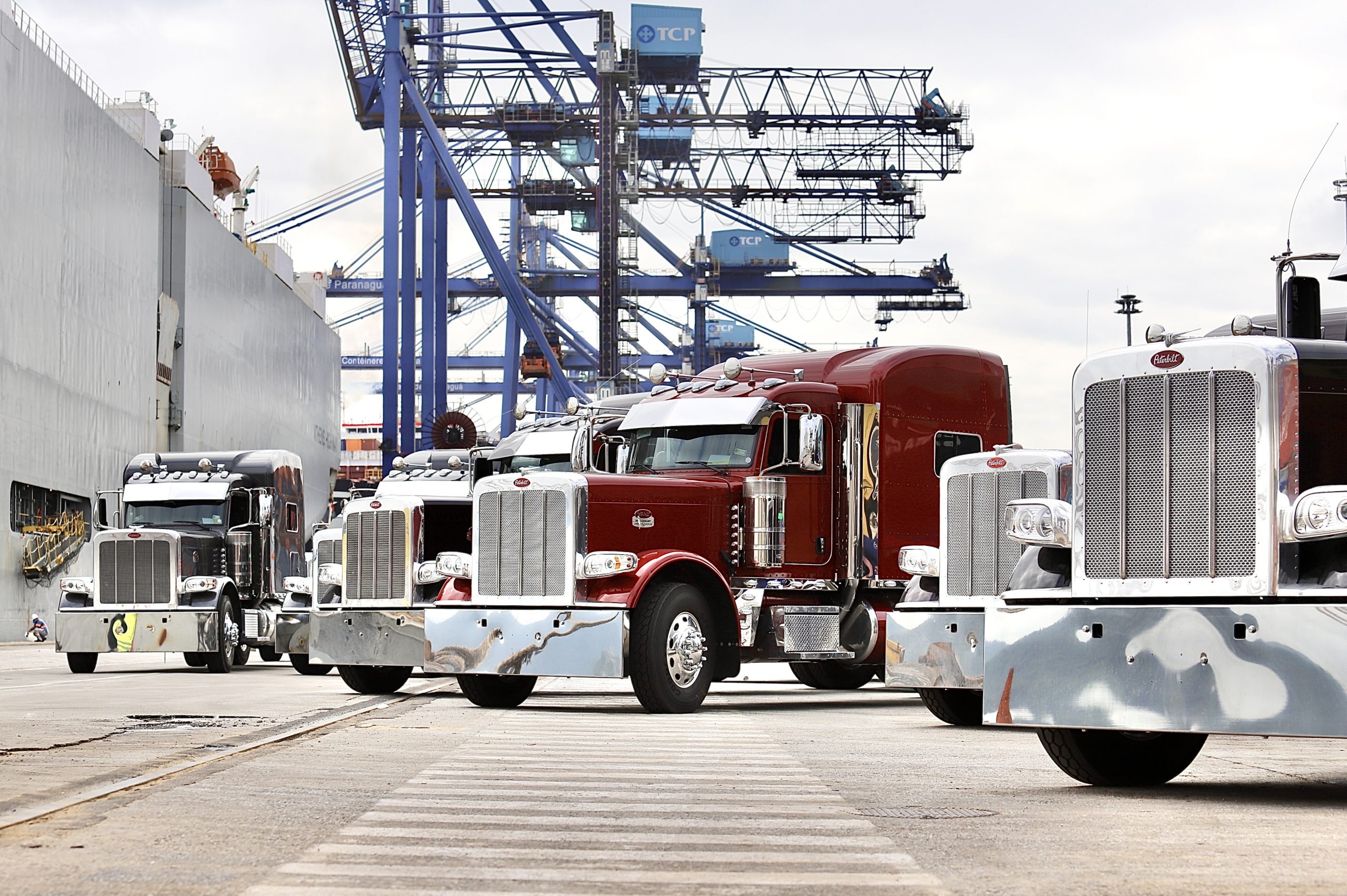 27ce8834-605c900d53481-image00002-scaled Dez lendários caminhões Peterbilt novos desembarcam no Porto de Paranaguá