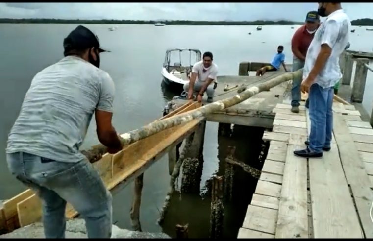 Secretaria de Obras de Guaraqueçaba faz reforma em trapiche que ficou danificado após acidente com barco da Marinha, na Ilha das Peças