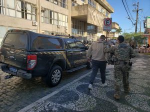b29294ad-005-300x225 Polícia Federal deflagra operação contra tráfico internacional de drogas no Porto de Paranaguá