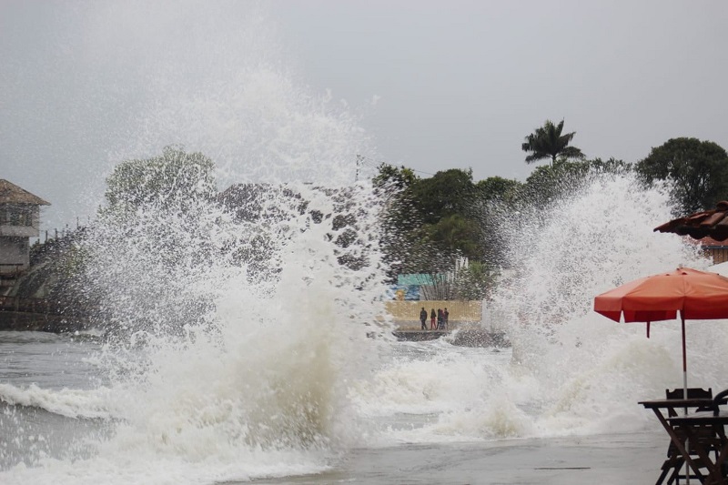 Marinha alerta para ventos fortes e ondas de 3,5 metros no litoral do Paraná