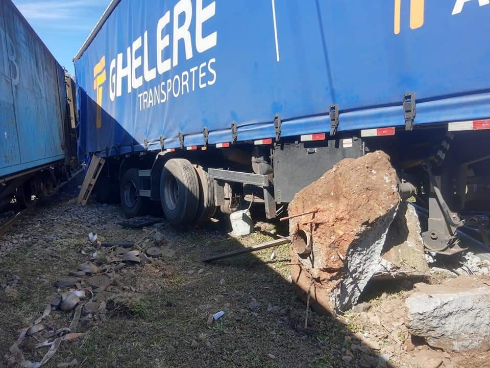6513dd15-whatsapp-image-2021-07-31-at-14.29.53 Caminhão colide com trem em Morretes; motorista não se feriu