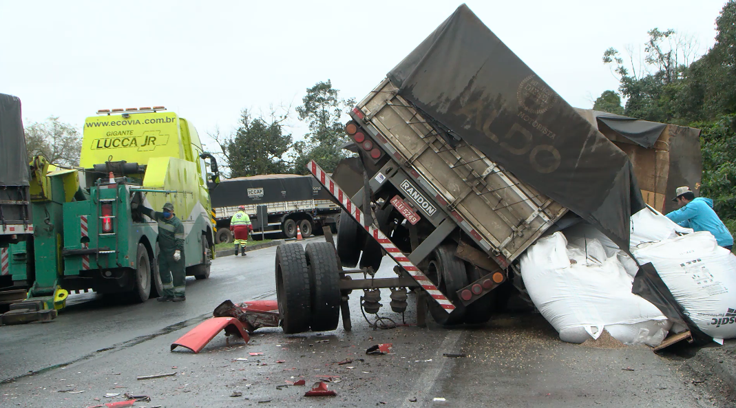 67e45f61-caminhão Acidente entre dois caminhões foi registrado na manhã desta quinta-feira na BR-277 em Paranaguá