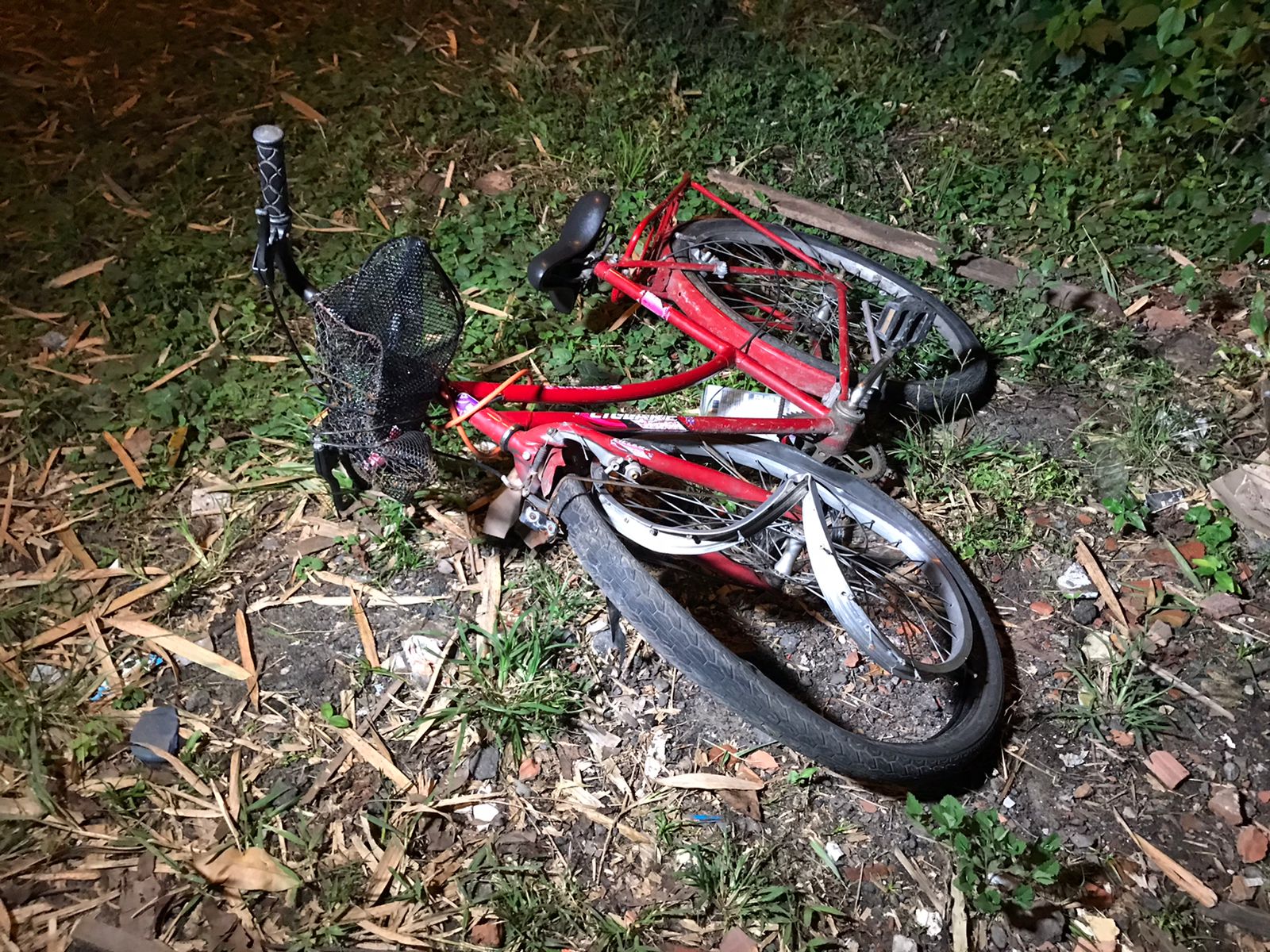 0652b664-a2eb-405e-ba0c-ce722c621da6 Ciclista morre após perder controle da bicicleta e colidir violentamente com poste, em Guaratuba