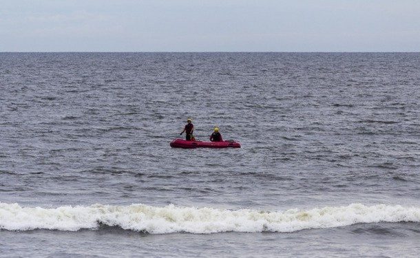 Corpo de Bombeiros continuam buscas por homem desaparecido no mar, em Guaratuba