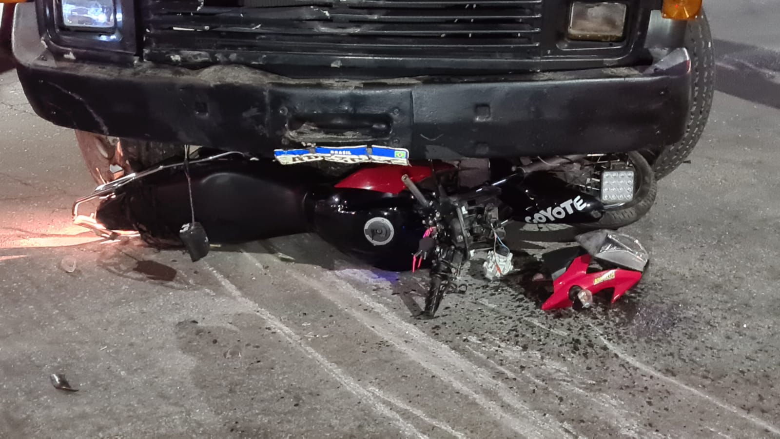 e33ce643-5f26-4124-ba1f-43344b55d1d2 Motoboy é atingido por caminhão em acidente na Avenida Bento Munhoz da Rocha, em Paranaguá