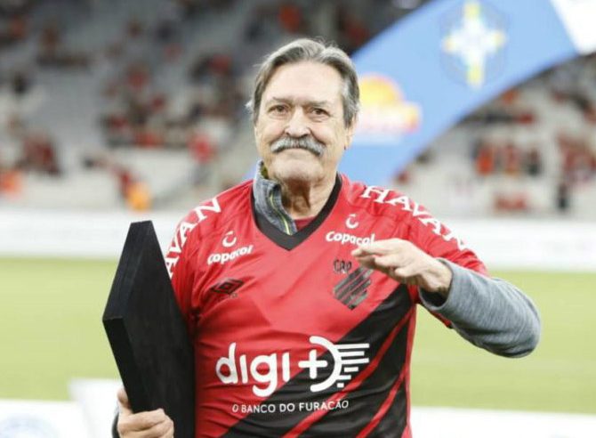 Velório do ex-jogador do Athletico Sicupira é realizado na Arena da Baixada; governador lamenta morte do ídolo