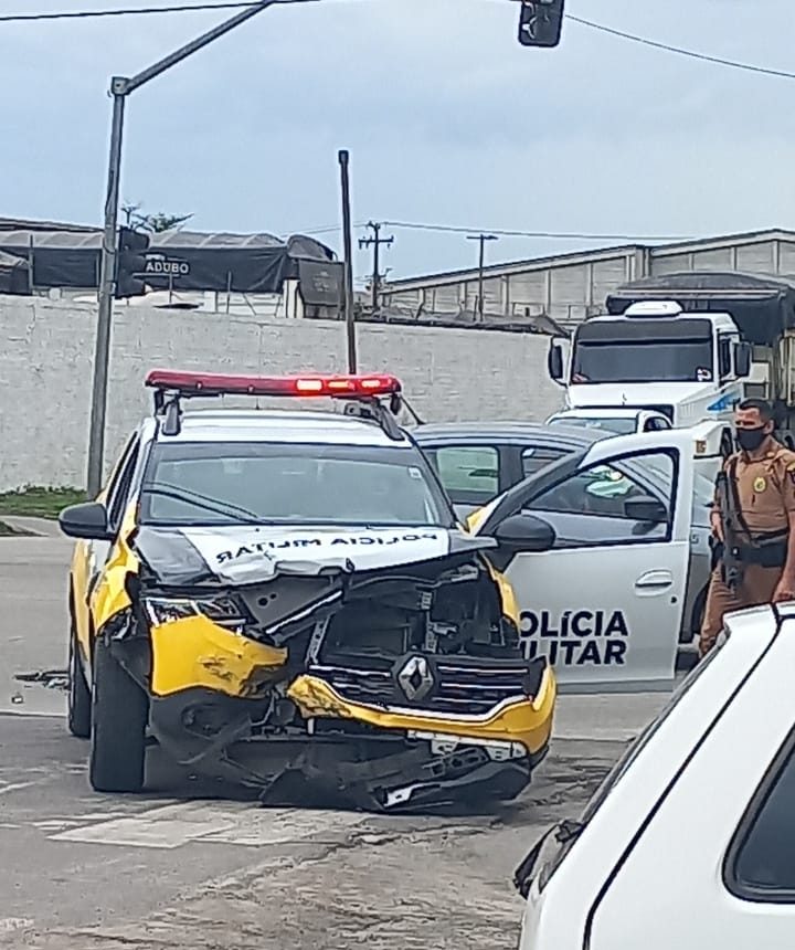 9ce7fb19-ce5b-486c-b2bf-7991b4a40f53-e1638903015950 Viatura da Polícia Militar é atingida por automóvel no semáforo da Prof Cleto, em Paranaguá
