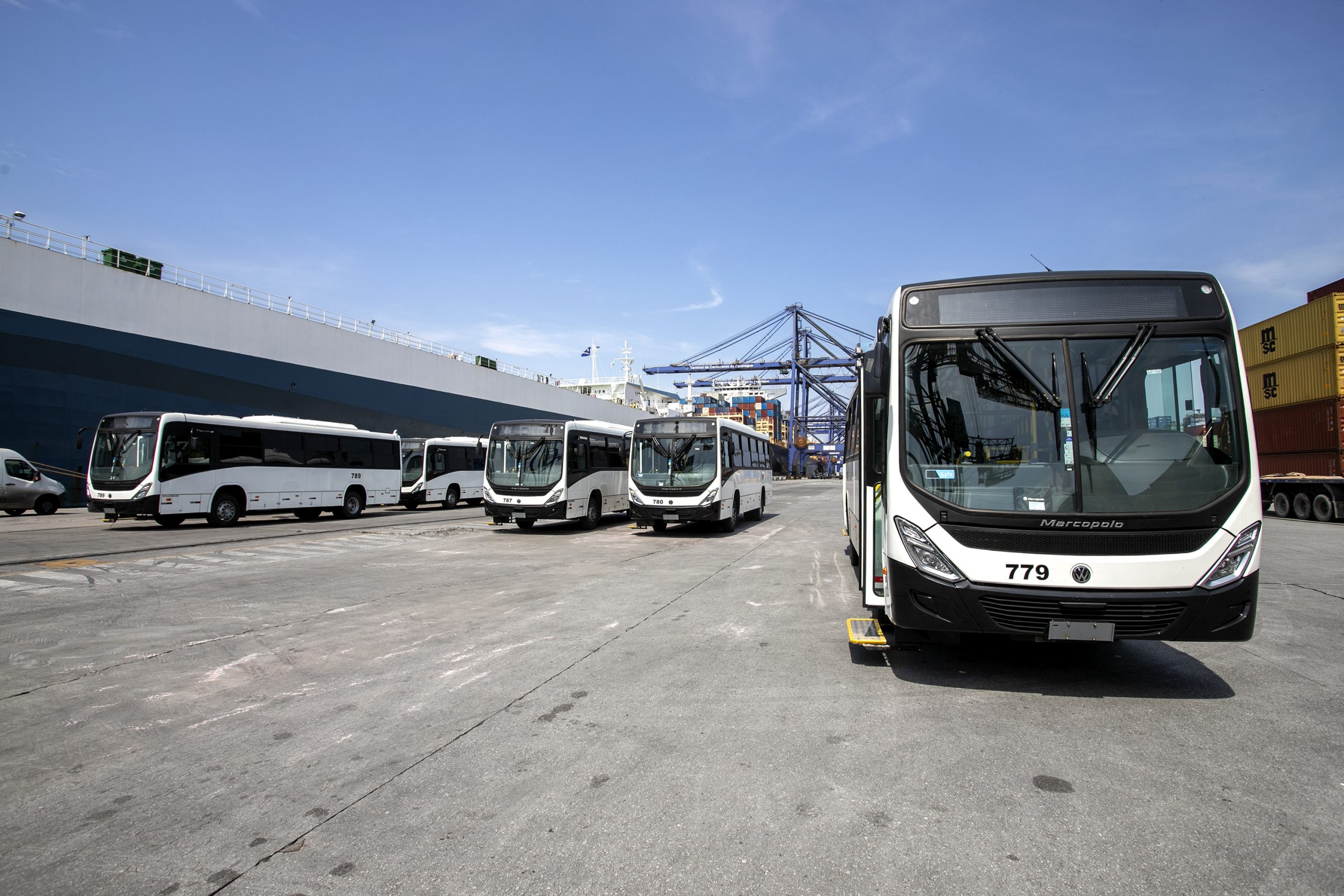 Porto de Paranaguá embarca 154 ônibus para a Costa do Marfim, na África