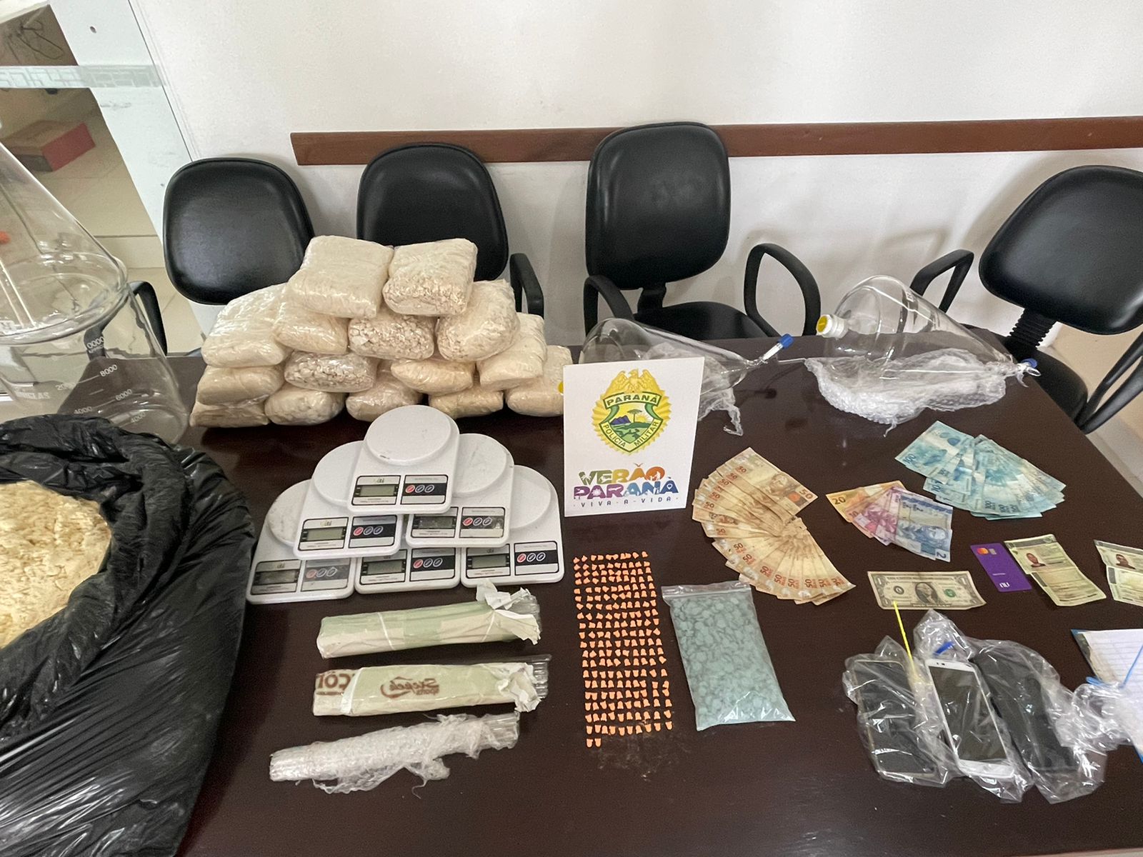 PM desarticula laboratório de drogas sintéticas em Guaratuba; três pessoas foram presas