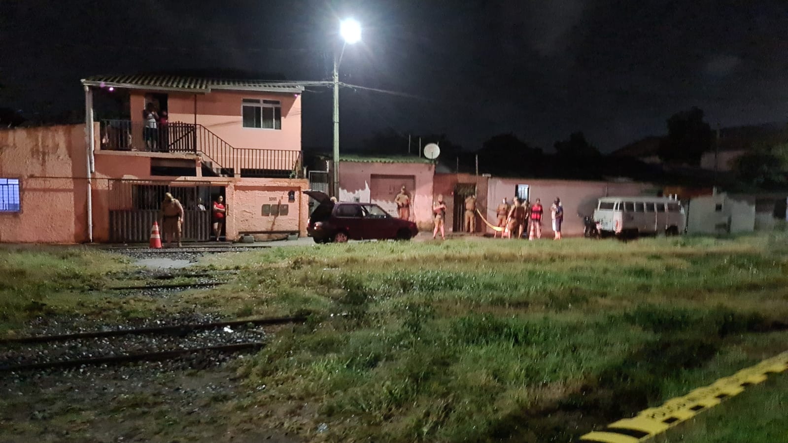 6c7116cf-0493-4bc6-a254-9f97d4409d43 Casal é alvejado por diversos disparos de arma de fogo no bairro Emboguaçu, em Paranaguá