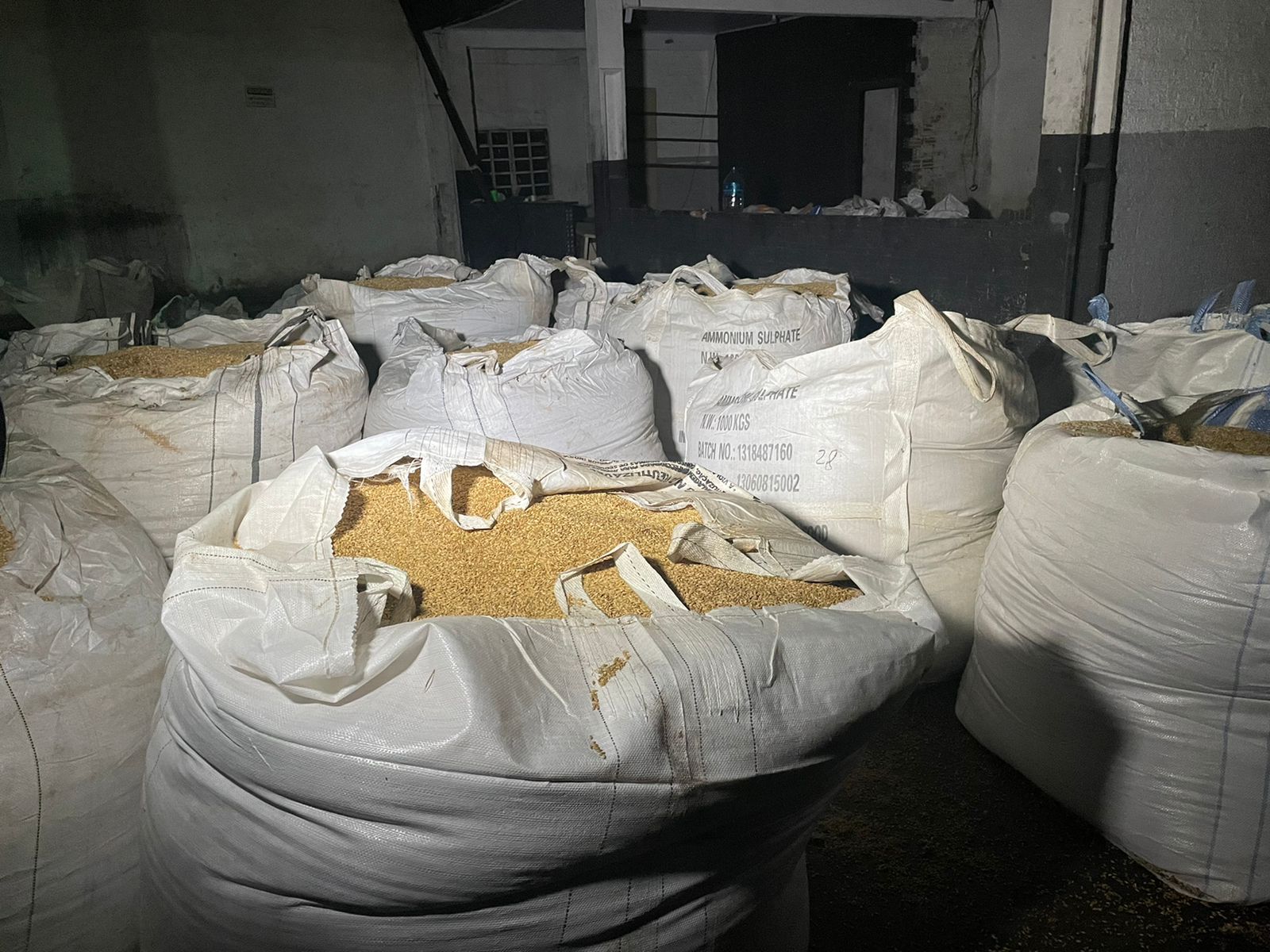 adf0603a-930f-440e-b1d0-864f3846da4d PM apreende cerca de 30 toneladas de cevada em galpão na Vila Garcia; carga pode ser proveniente de vazadas