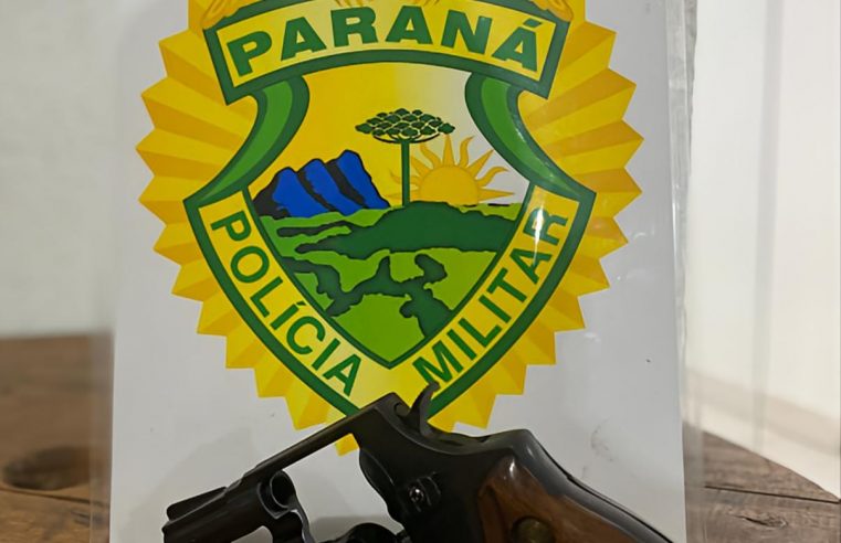 Jovem é preso por porte ilegal de arma, após disparar para o alto durante briga generalizada, em Pontal do Paraná.