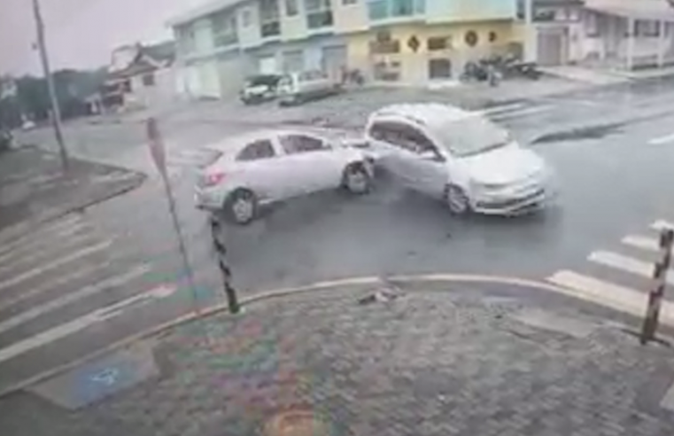 Motorista fura preferencial e causa acidente no Jardim Eldorado em Paranaguá