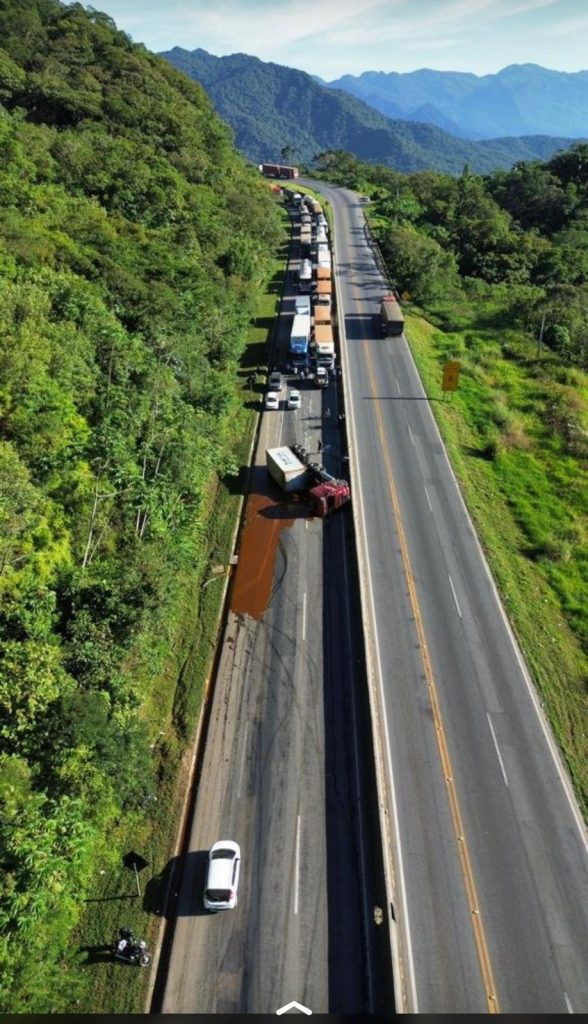a47b4023-e754-4a03-b62b-c74c5bca86ff-588x1024 BR-277: Uma das pistas sentido Paranaguá é liberada pela PRF após tombamento de caminhão no km 40