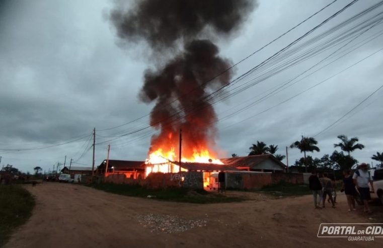 Casa é incendiada após suposta briga de casal em Guaratuba