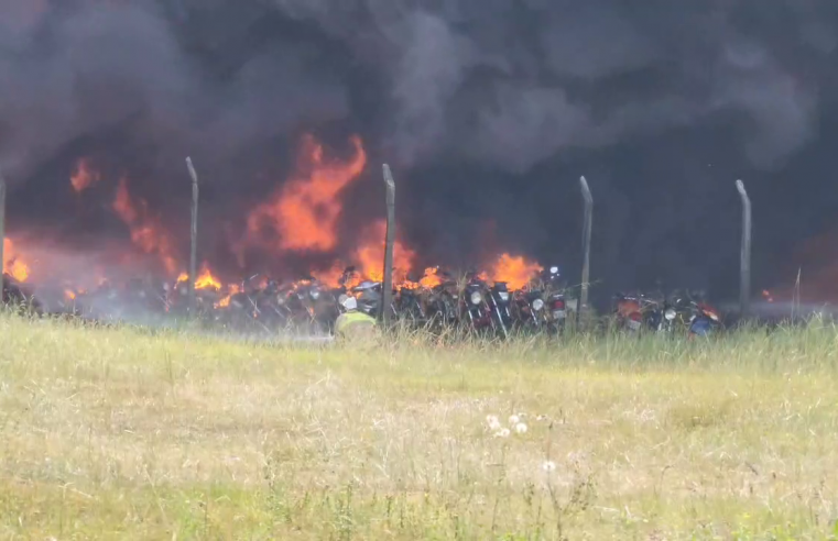 URGENTE: incêndio de grandes proporções atinge pátio de veículos apreendidos em Paranaguá
