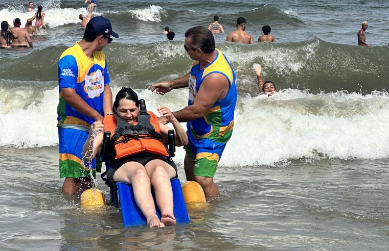 Cadeiras anfíbias ajudam idosos e pessoas com deficiência nos banhos de mar no Litoral