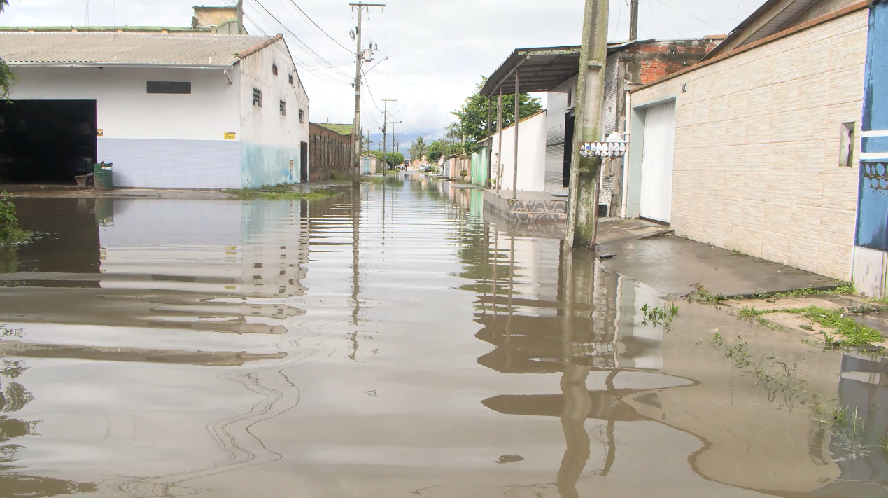 https://media.tvci.com.br/2025/01/275b8717-chuva-paranagua-vila-guarani2.png