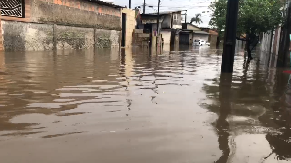 https://media.tvci.com.br/2025/01/49d1b325-chuva-paranagua-vila-guarani.png