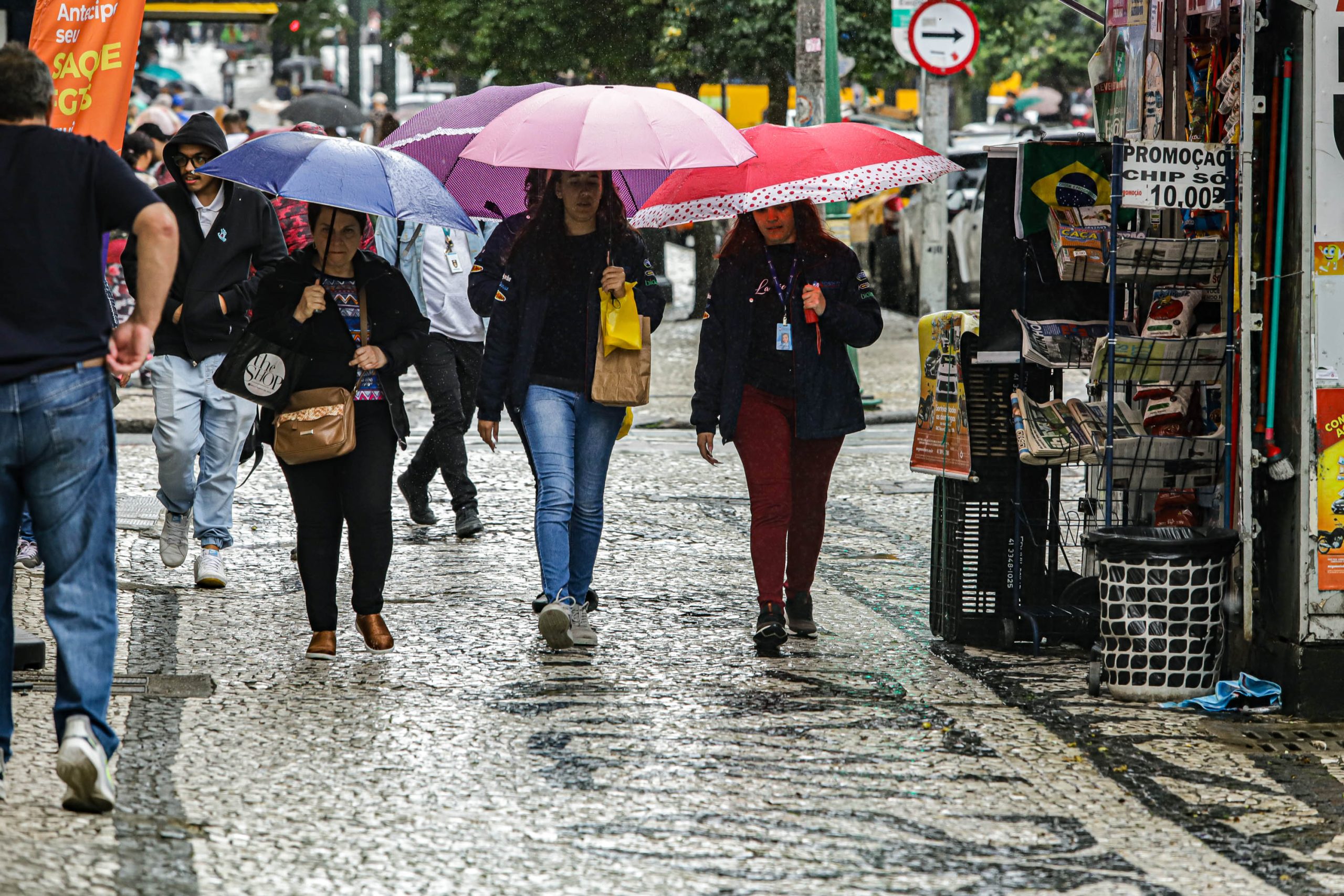 https://media.tvci.com.br/2025/03/832f02fc-pedestres_chuva_foto_rdziura-4855-scaled.jpg