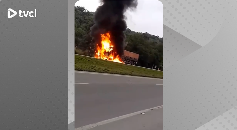 https://media.tvci.com.br/2025/05/ad5f2fe3-caminhao-incendiado.png