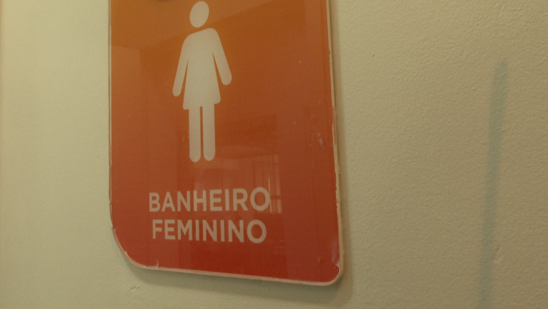 https://media.tvci.com.br/2025/08/c06c0d80-banheiro-feminino-e1754315125357.png