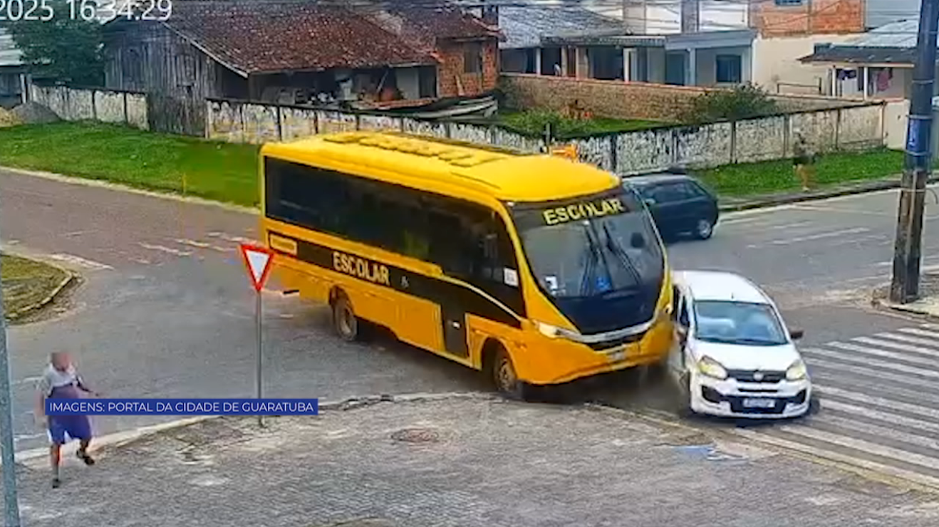 https://media.tvci.com.br/2025/11/e2fdb579-acidente-onibus-carro.png