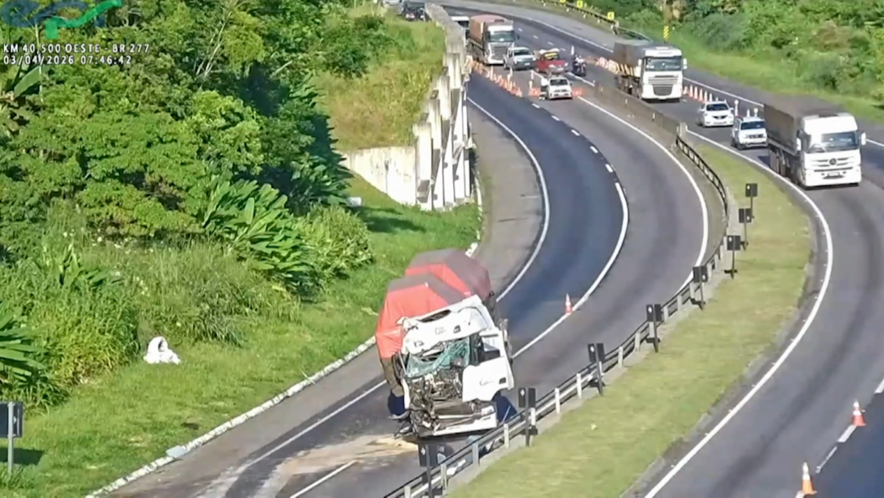 https://media.tvci.com.br/2026/04/d4ca37dc-caminhao-acidentado-br.png
