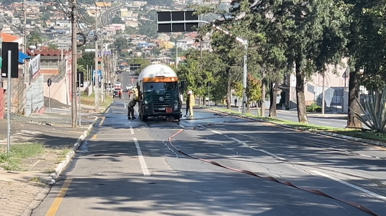 https://media.tvci.com.br/2026/05/71dba114-vazamento-caminhao.png