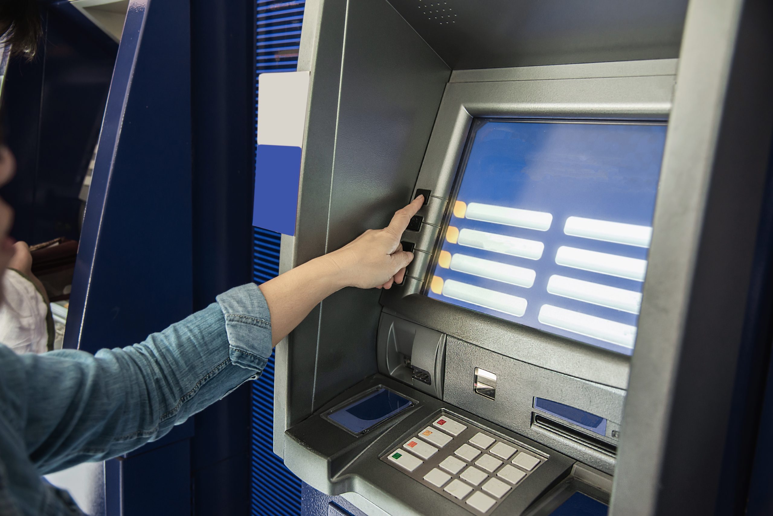 https://media.tvci.com.br/2026/05/826895fe-people-waiting-get-money-from-automated-teller-machine-people-withdrawn-money-from-atm-concept-scaled.jpg