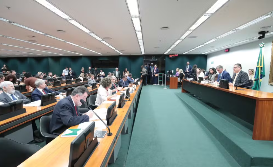 https://media.tvci.com.br/2026/06/1ce42c65-deputados.png
