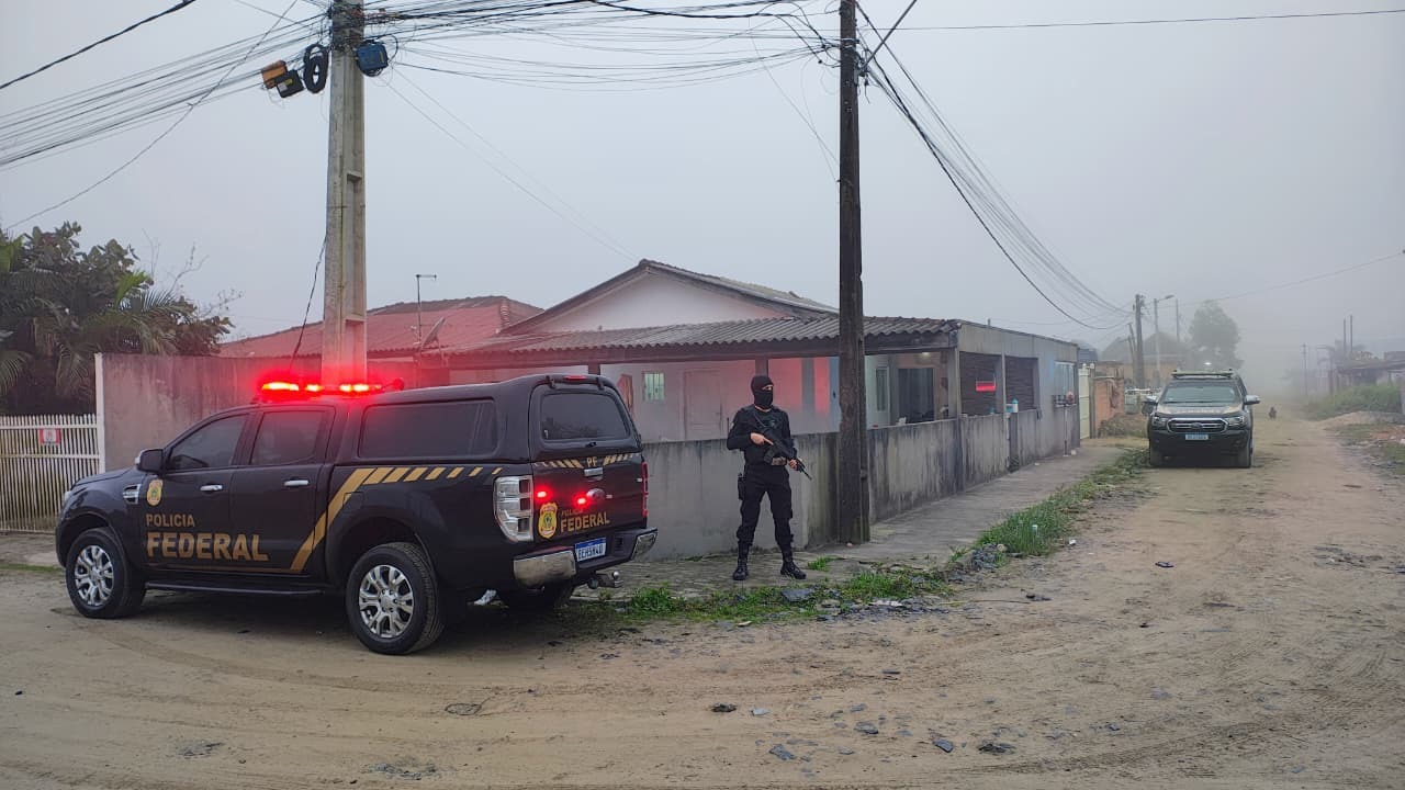 PF deflagra operação “Trama de Aço” contra o tráfico internacional de armas e cumpre mandados em Matinhos