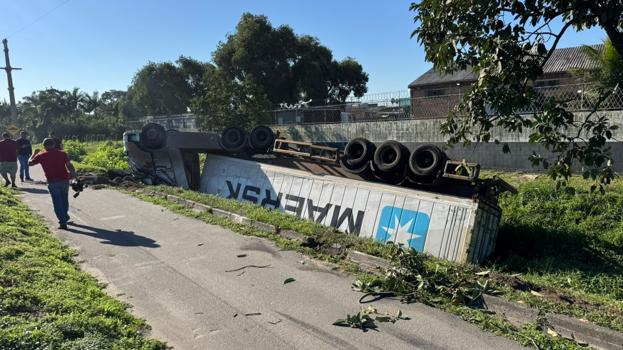 Tombamentos de caminhões são registrados em Morretes e Paranaguá nesta manhã